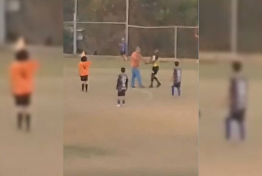 conflito-em-jogo-de-futebol-infantil3A-pai-invade-campo-e-ameaca-arbitro