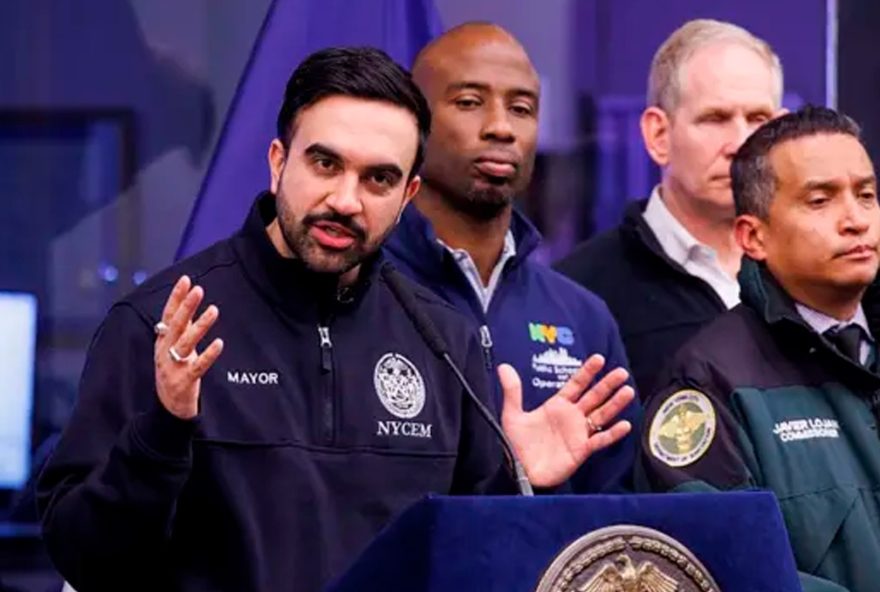 conflito-em-ny3A-guerra-de-bolas-de-neve-opoe-prefeito-a-policia conflito-em-ny3A-guerra-de-bolas-de-neve-opoe-prefeito-a-policia