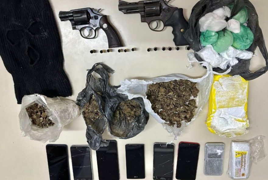 confronto-com-policiais-resulta-na-morte-de-dois-homens-em-serrinha2C-bahia3A-apreensao-de-armas-e-drogas