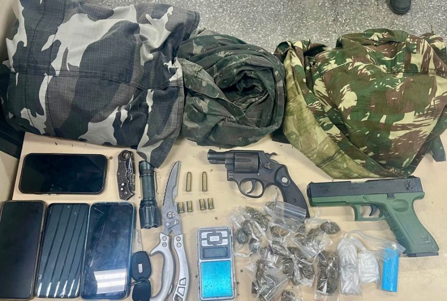 confronto-em-acampamento-de-drogas-na-bahia-termina-em-morte3A-policia-apreende-armas-e-drogas