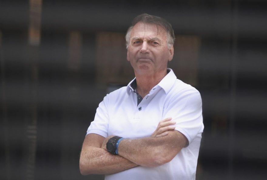 confronto-em-frente-ao-condominio-de-bolsonaro3A-imagens-revelam-polarizacao-politica-no-df