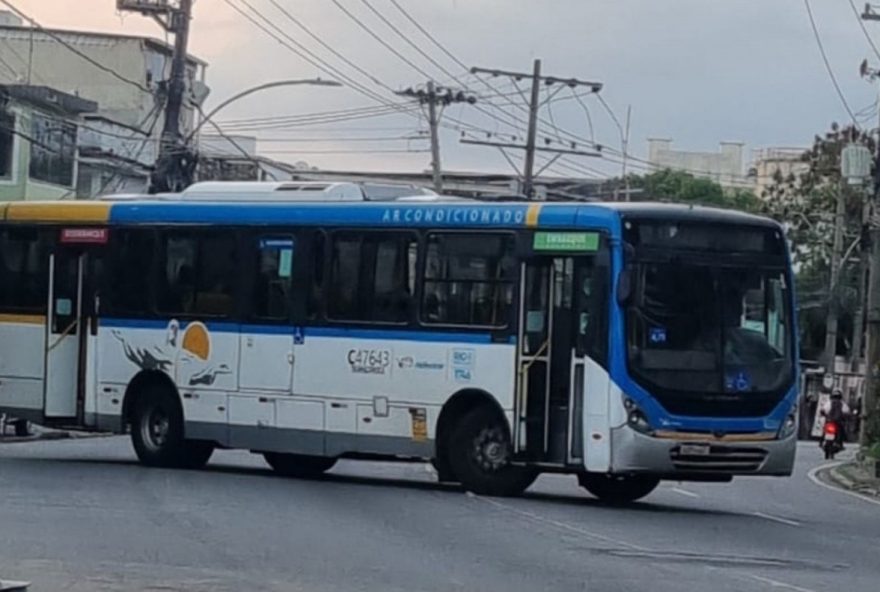 confronto-em-jacarepagua-onibus-sao-sequestrados-e-vias-bloqueadas-em-acao-policial-no-rj