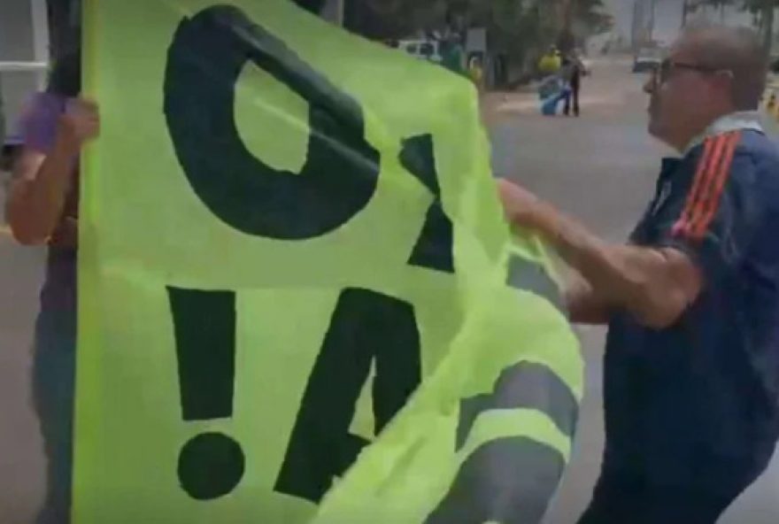 confronto-entre-manifestante-e-bolsonarista-em-frente-a-casa-do-ex-presidente