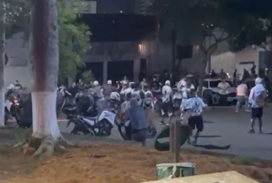 confronto-entre-torcidas-do-rio-branco-e-xv-em-piracicaba3A-policia-militar-intervem-com-bombas-de-efeito-moral
