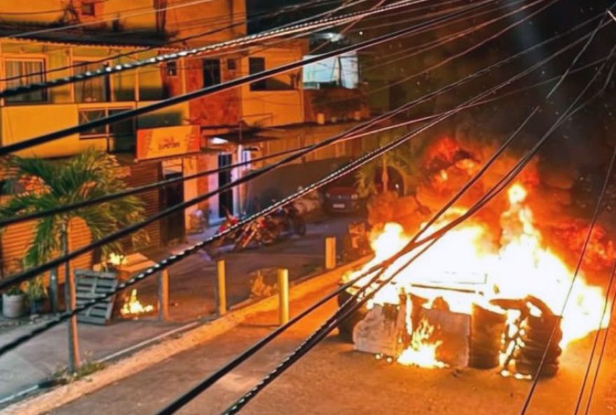 confrontos-e-barricadas-em-chamas-assolam-a-mare3A-moradores-em-alerta confrontos-e-barricadas-em-chamas-assolam-a-mare3A-moradores-em-alerta