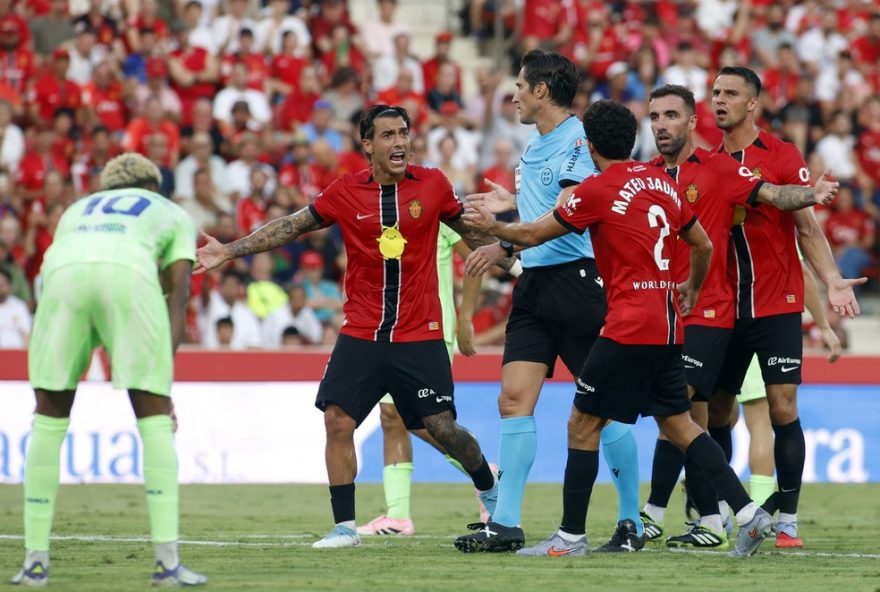 confusao-com-arbitragem-marca-vitoria-do-barcelona-sobre-de-na-1a-rodada-da-la-liga-252F26