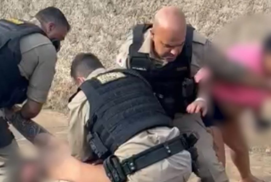 confusao-em-abordagem-policial-em-uberaba3A-video-mostra-mulher-sendo-contida