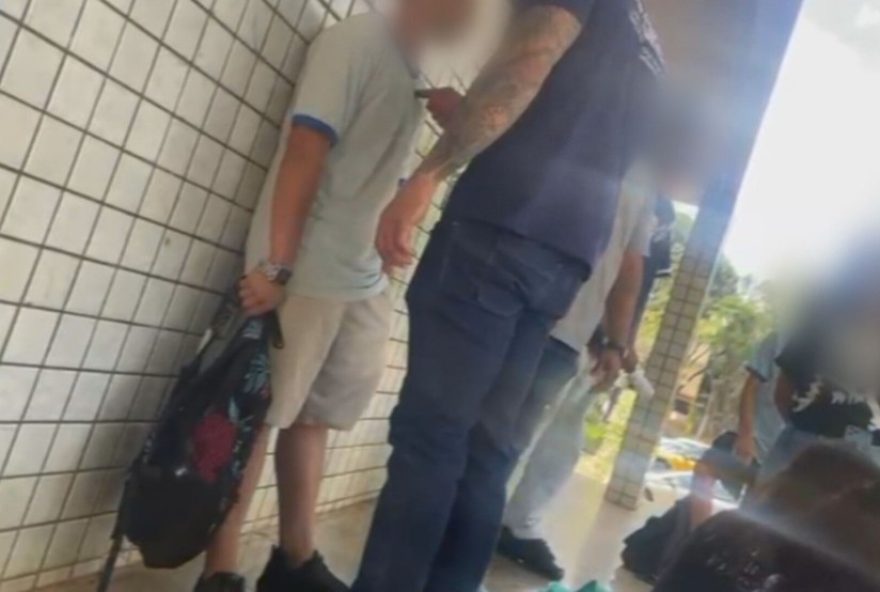 confusao-em-escola-envolvendo-pai-e-alunos-termina-em-ameacas-e-jovem-agredido-no-df3A-policia-investiga