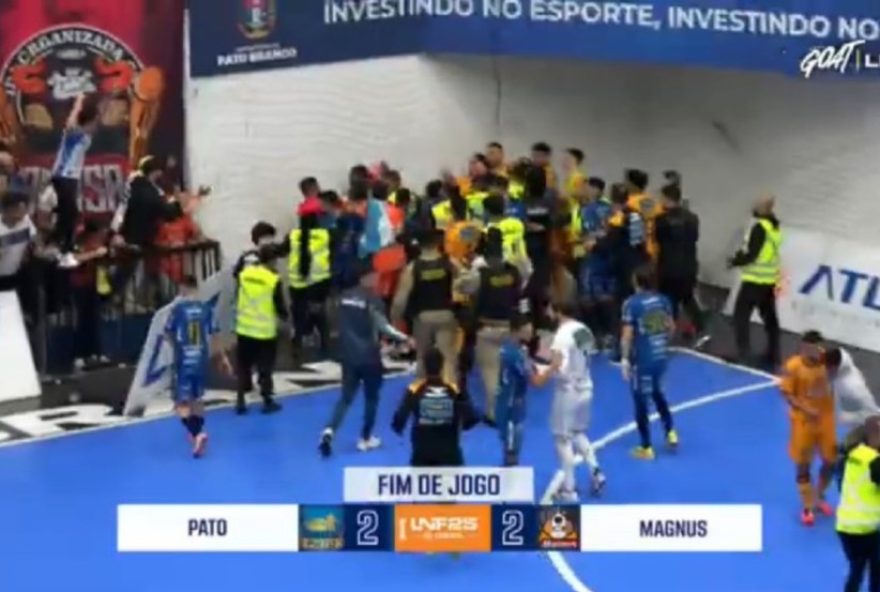 confusao-em-fim-de-partida-de-futsal3A-de-lanca-gas-de-pimenta-em-jogadores