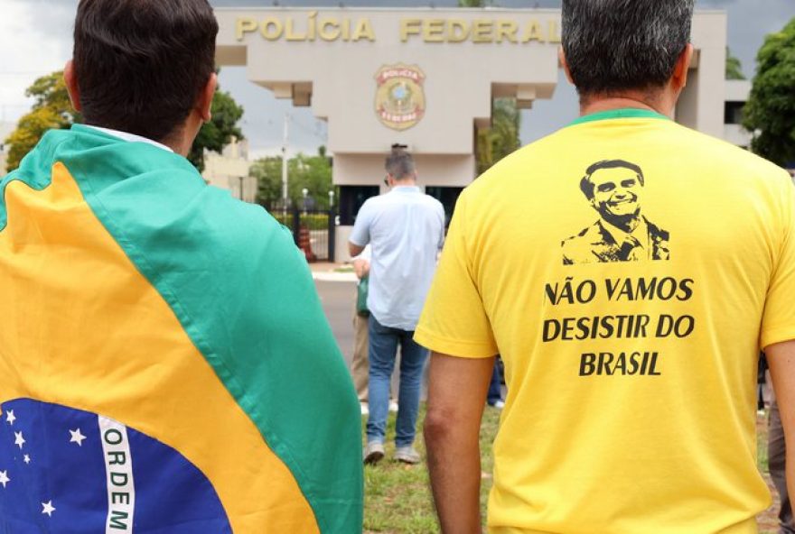 confusao-em-frente-a-pf-apos-comemoracao-da-prisao-de-bolsonaro-termina-em-briga-e-uso-de-spray-de-pimenta-pela-pm confusao-em-frente-a-pf-apos-comemoracao-da-prisao-de-bolsonaro-termina-em-briga-e-uso-de-spray-de-pimenta-pela-pm