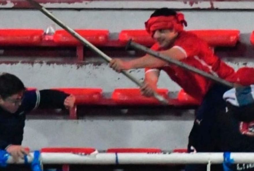 confusao-em-jogo-da-sul-americana-resulta-em-torcedor-desmaiado-por-golpe-de-barra-de-ferro-na-cabeca