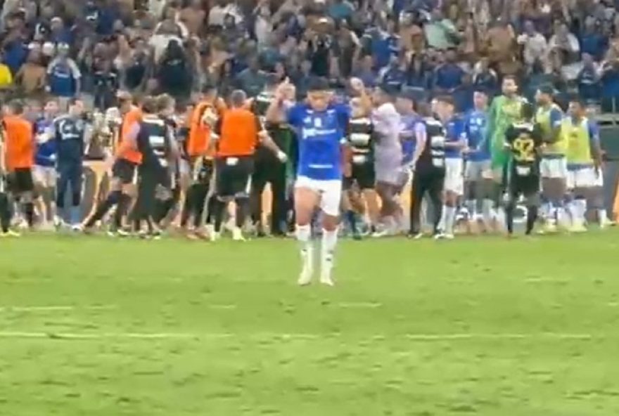 confusao-entre-jogadores-de-cruzeiro-e-atletico-mg3A-detalhes-da-pancadaria-no-mineirao