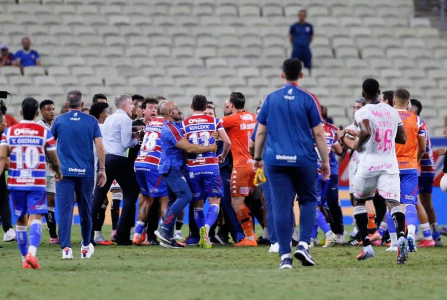 confusao-generalizada-resulta-em-expulsoes-no-jogo-fortaleza-x-vasco3A-arbitragem-relata-incidentes-e-aplica-punicoes-no-brasileirao