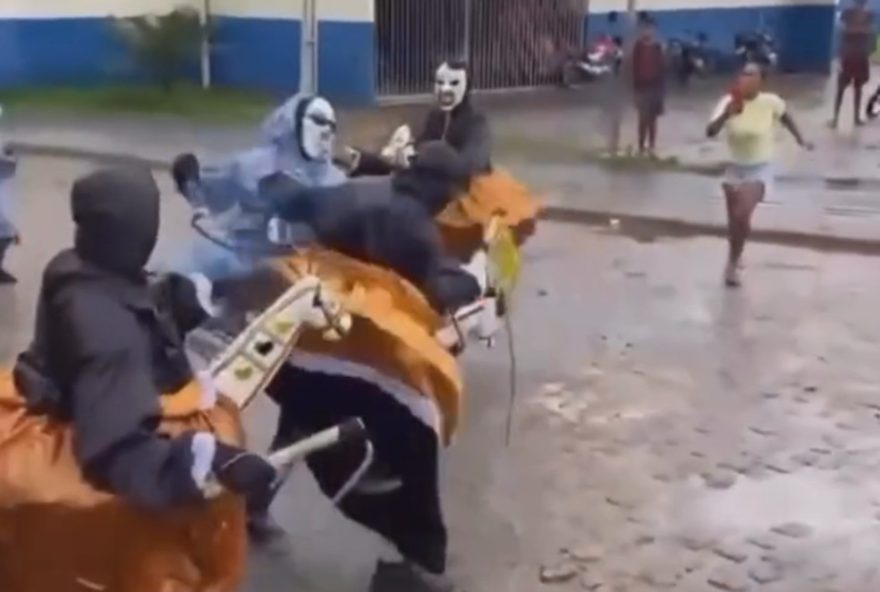 confusao-inusitada-no-desfile-de-carnaval-em-sao-vicente-ferrer3A-folioes-vestidos-de-burricas-brigam-em-evento-tradicional confusao-inusitada-no-desfile-de-carnaval-em-sao-vicente-ferrer3A-folioes-vestidos-de-burricas-brigam-em-evento-tradicional