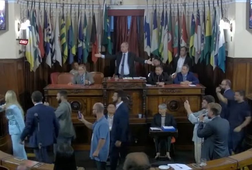 confusao-na-camara-de-niteroi3A-vereadora-critica-projeto-para-titulo-de-ludmilla confusao-na-camara-de-niteroi3A-vereadora-critica-projeto-para-titulo-de-ludmilla