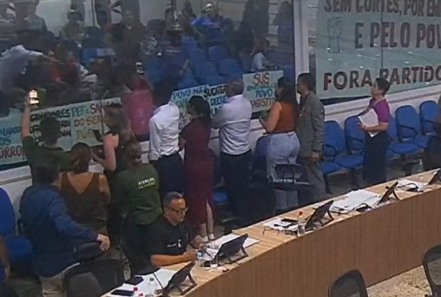 confusao-na-camara-de-taubate-interrompe-sessao-apos-embate-entre-vereadores-e-manifestantes