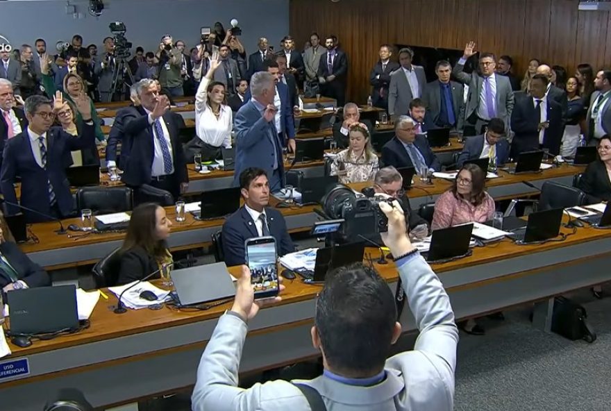 confusao-na-votacao-da-cpi-que-aprovou-quebra-de-sigilo-de-lulinha-causa-tumulto-no-congresso confusao-na-votacao-da-cpi-que-aprovou-quebra-de-sigilo-de-lulinha-causa-tumulto-no-congresso