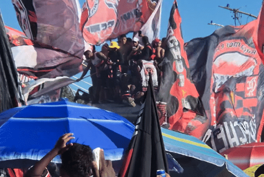 confusao-no-aerofla3A-torcedor-entra-em-onibus-pelo-teto-e-confronto-com-policiais