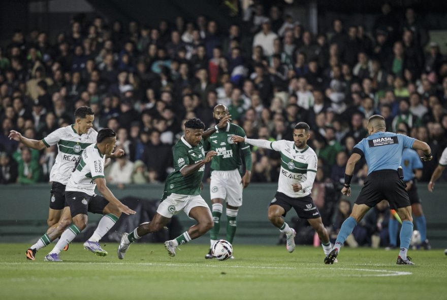 confusao-no-jogo-entre-goias-e-coritiba-resulta-em-sete-jogadores-suspensos