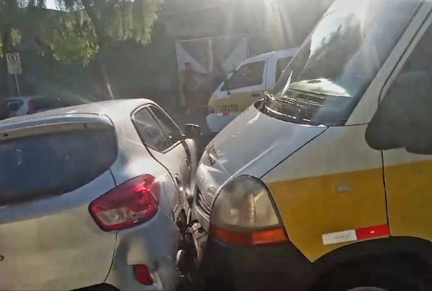 confusao-por-vaga-de-estacionamento-termina-em-batida-entre-veiculos-em-escola-de-limeira3A-guarda-em-acao