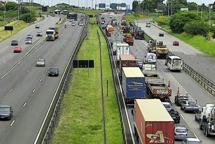 congestionamento-na-rodovia-dom-pedro-i-em-campinas-devido-a-acidente-e-obra-emergencial congestionamento-na-rodovia-dom-pedro-i-em-campinas-devido-a-acidente-e-obra-emergencial