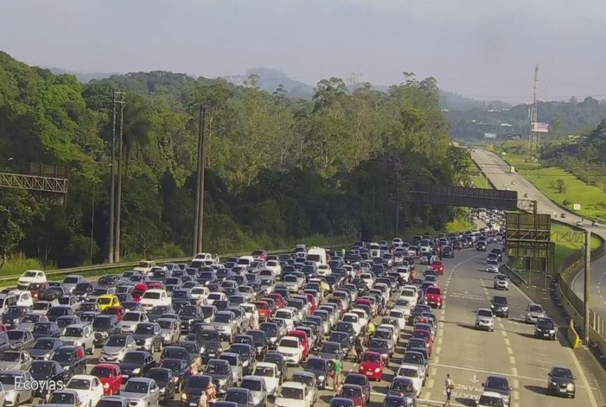 congestionamento-nas-rodovias-em-direcao-ao-litoral-de-sp-antes-do-reveillon