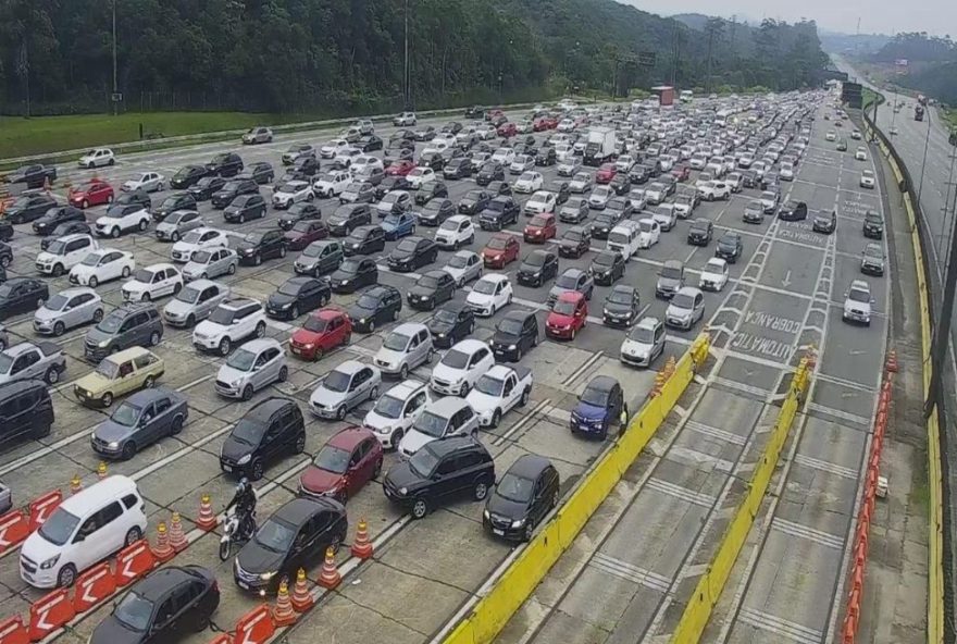congestionamento-recorde-nas-estradas-paulistas-durante-o-feriado-de-pascoa3A-mais-de-20-km-de-fila-na-anchieta-imigrantes