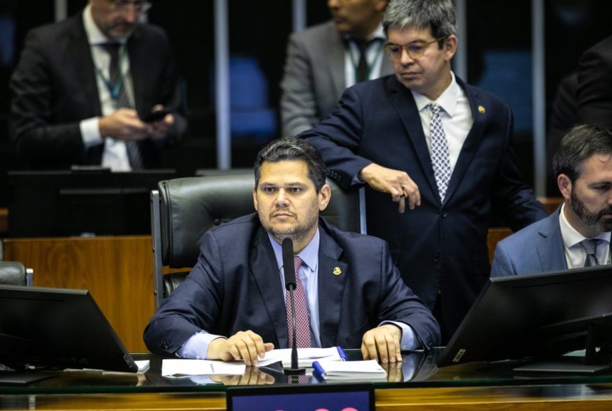 congresso-aprova-orcamento-de-2025-com-superavit-de-r24-15-bi-e-mais-recursos-para-emendas2C-vale-gas-e-minha-casa2C-minha-vida