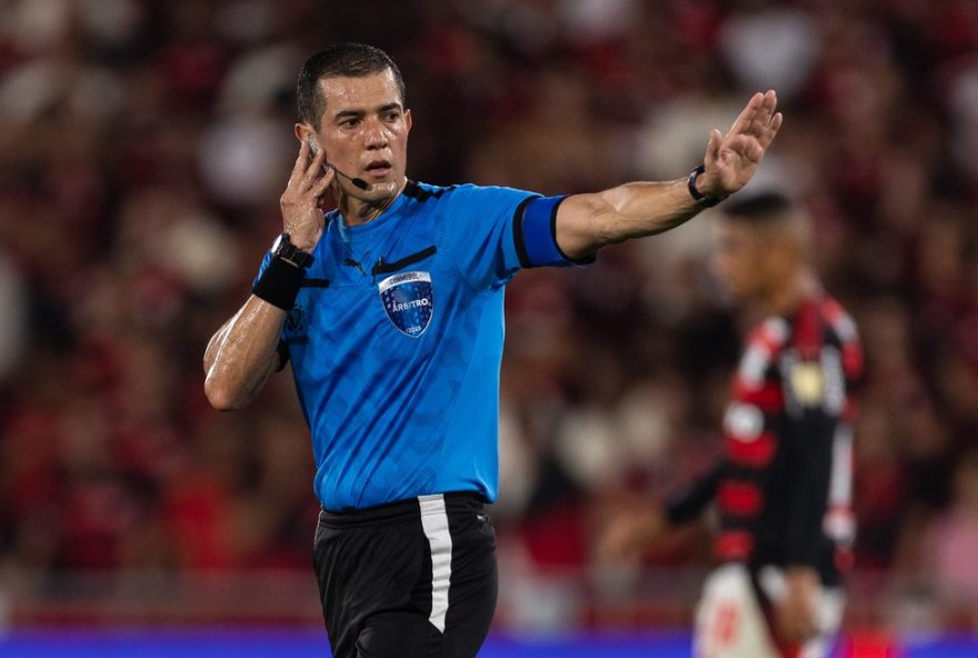 conmebol-busca-afastar-arbitro-que-errou-em-flamengo-x-estudiantes3A-entenda-a-polemica