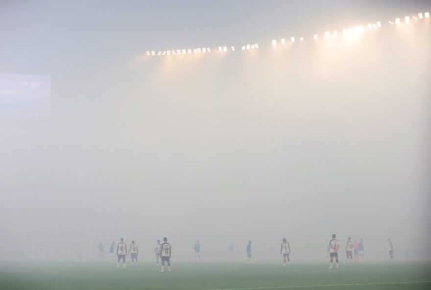 conmebol-pune-cruzeiro-por-sinalizadores-e-jogo-sera-sem-torcida