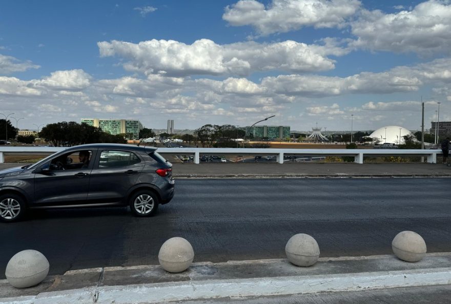 consorcio-retira-esferas-de-concreto-em-brasilia3A-compare-e-entenda-a-polemica consorcio-retira-esferas-de-concreto-em-brasilia3A-compare-e-entenda-a-polemica