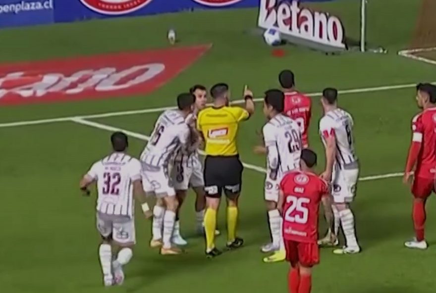 controversia-no-campeonato-chileno3A-gol-ou-escanteio3F-decisao-polemica-do-arbitro-gera-debate-e-repercussao-online