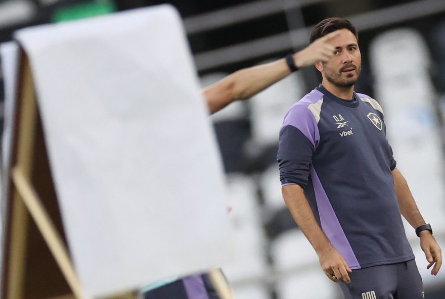 convocacoes-de-vitinho2C-savarino-e-montoro-podem-afetar-o-botafogo-no-classico-contra-o-vasco
