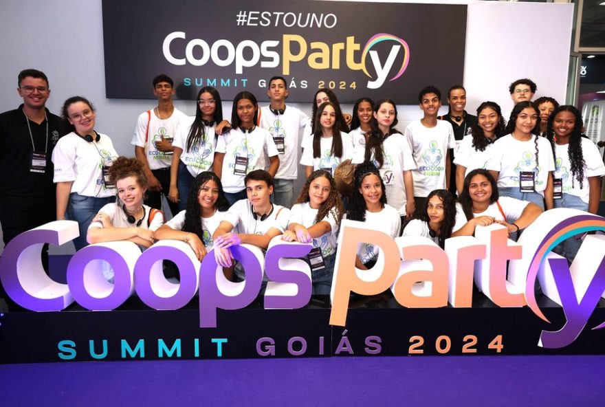 cooperjovem3A-jovens-reciclam-garrafas-pet-para-ensinar-robotica-em-projeto-inovador