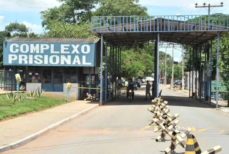 As câmeras a serem instaladas nos estabelecimento penais deverão ter alta resolução, capaz de permitir facilmente e identificação de pessoas, gravação simultânea e ininterrupta com marcação de data e horário, alimentação de emergência capaz de manter o sistema gravando por, no mínimo, oito horas e backup das gravações por, no mínimo, três meses, na nuvem. (Reprodução/Defensoria Pública)