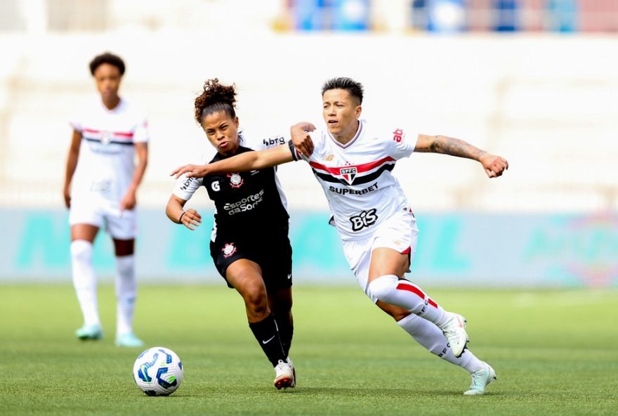 SP - SAO PAULO - 24/08/2025 - BRASILEIRO FEMININO A 2025, SAO PAULO X CORINTHIANS - Lance durante a partida contra o Sao Paulo no estadio Mercado Livre Pacaembu em Sao Paulo (SP), pelo campeonato Brasileiro Feminino A1 2025. Foto: Marlon Costa/AGIF