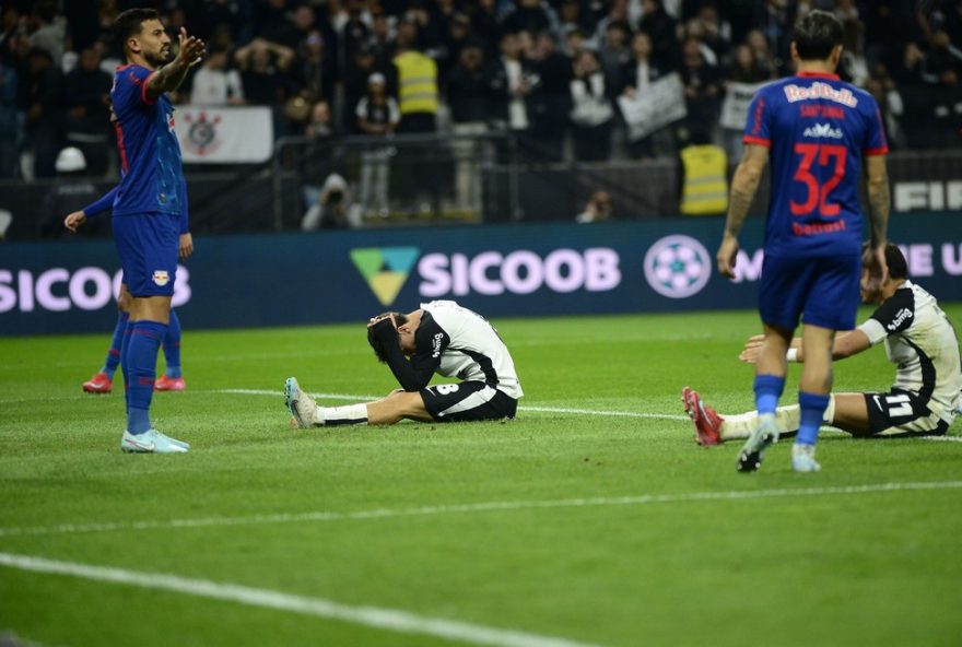 corinthians-e-vaiado-pela-torcida-apos-derrota-em-casa-para-o-bragantino3A-crise-se-instaura-no-timao