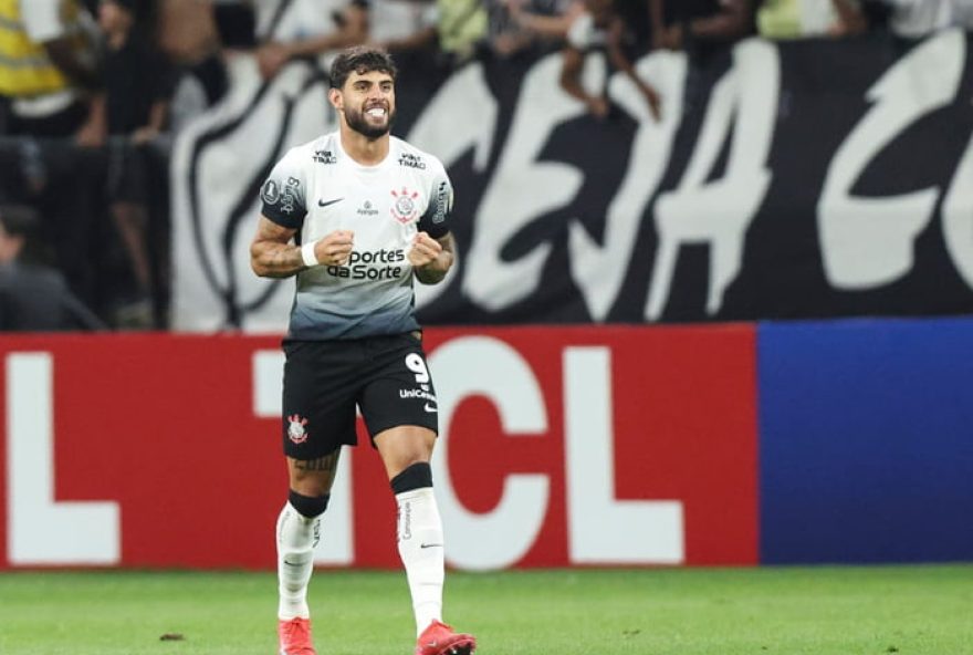 corinthians-garante-classificacao-com-gol-no-apagar-das-luzes-na-libertadores