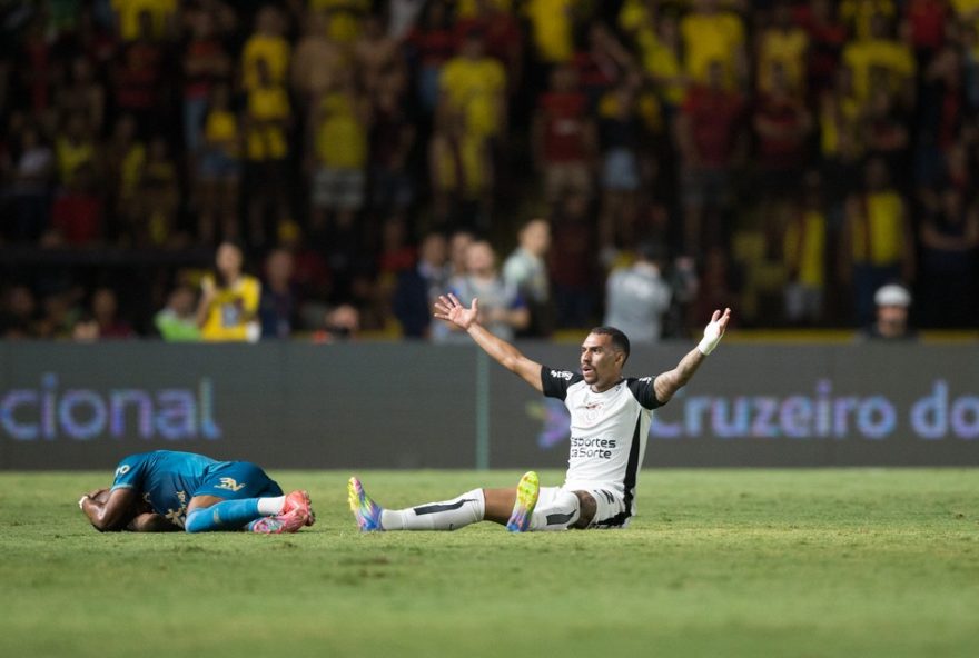 PE - RECIFE - 21/09/2025 - BRASILEIRO A 2025, SPORT X CORINTHIANS - Matheusinho jogador do Corinthians durante a partida contra o Sport na Ilha do Retiro em Recife (PE), pelo Campeonato Brasileiro A 2025. Foto: Marlon Costa/AGIF