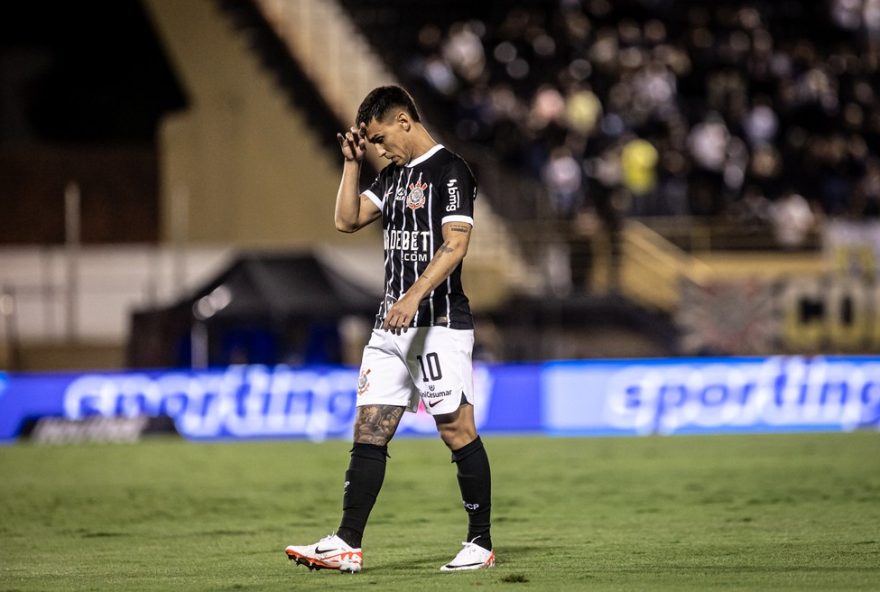 corinthians-negocia-pagamento-parcelado-de-divida-com-matias-rojas SP - SAO BERNARDO DO CAMPO - 27/01/2024 - PAULISTA 2024, SAO BERNARDO X CORINTHIANS - Rojas do Corinthians lamenta durante partida contra o Sao Bernardo no estadio Primeiro de Maio pelo campeonato Paulista 2024. Foto: Leonardo Lima/AGIF