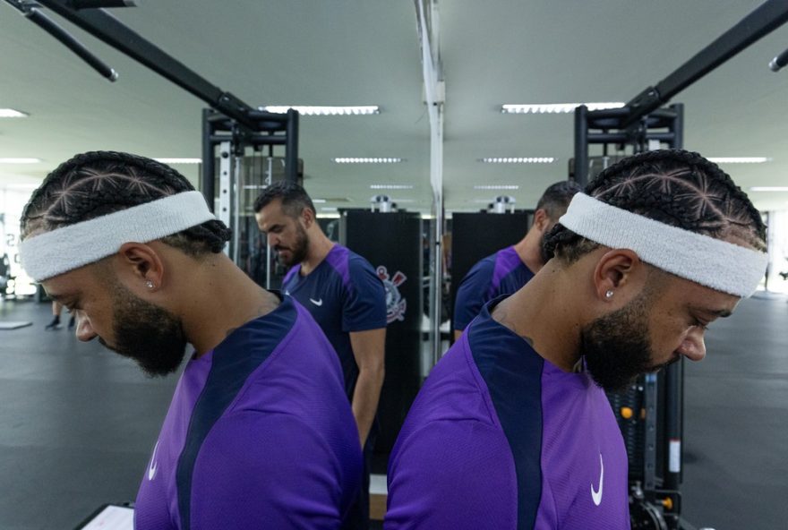 corinthians-poupa-memphis-depay-em-treino-e-se-prepara-para-estreia-no-paulistao