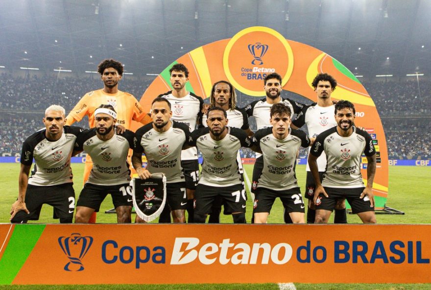 MG - BELO HORIZONTE - 10/12/2025 - COPA DO BRASIL 2025, CRUZEIRO X CORINTHIANS - Jogadores do Corinthians durante entrada em campo para partida contra o Cruzeiro no estadio Mineirao pelo campeonato Copa Do Brasil 2025. Foto: Gilson Lobo/AGIF