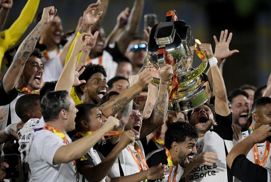 corinthians-supera-crise-e-conquista-dois-titulos-em-20253A-copa-do-brasil-e-paulista.-veja-como-o-timao-venceu-sem-investimentos RJ - RIO DE JANEIRO - 21/12/2025 - COPA DO BRASIL 2025, VASCO X CORINTHIANS - jogadores do Corinthians levantam a taca apos a partida contra o Vasco no estadio Maracana pelo campeonato Copa Do Brasil 2025. Foto: Alexandre Loureiro/AGIF