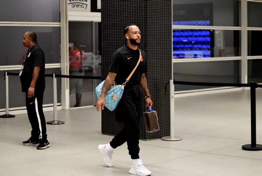 corinthians-x-flamengo3A-atacante-memphis-depay-e-flagrado-usando-celular-no-banco-de-reservas corinthians-x-flamengo3A-atacante-memphis-depay-e-flagrado-usando-celular-no-banco-de-reservas