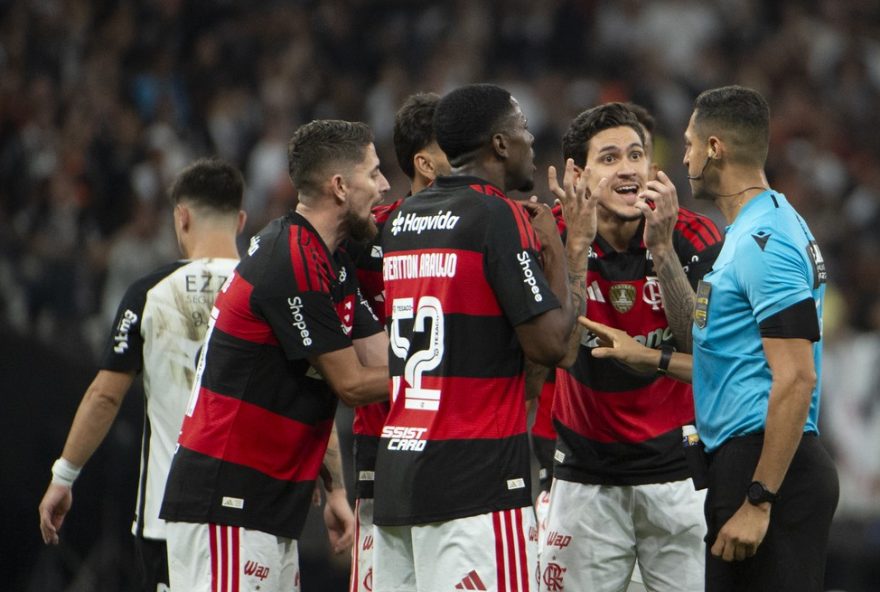 corinthians-x-flamengo3A-polemicas-de-arbitragem-no-empate-pela-8a-rodada-do-brasileirao-2026 SP - SAO PAULO - 22/03/2026 - BRASILEIRO A 2026, CORINTHIANS X FLAMENGO - Evertton jogador do Flamengo recebe cartao vermelho do arbitro durante partida contra o Corinthians no estadio Arena Corinthians pelo campeonato Brasileiro A 2026. Foto: Anderson Romao/AGIF @romaofotos