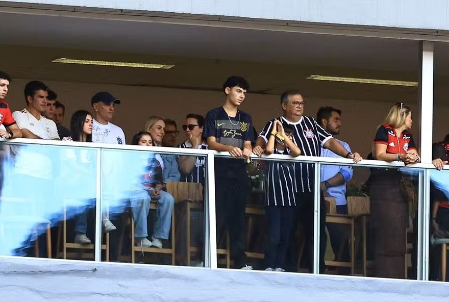 corintianos-dino-e-moraes-comemoram-titulo-do-timao-no-estadio corintianos-dino-e-moraes-comemoram-titulo-do-timao-no-estadio