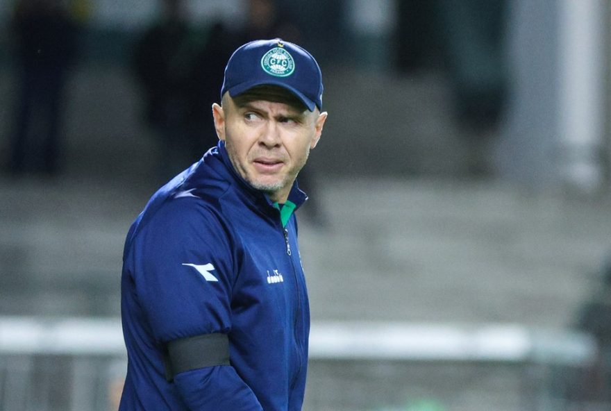 coritiba-anuncia-saida-de-mozart-apos-titulo-da-serie-b3A-clube-e-treinador-nao-chegam-a-acordo PR - CURITIBA - 31/10/2025 - BRASILEIRO B 2025, CORITIBA X CRB - Mozart tecnico do Coritiba durante partida contra o CRB no estadio Couto Pereira pelo campeonato Brasileiro B 2025. Foto: Robson Mafra/AGIF