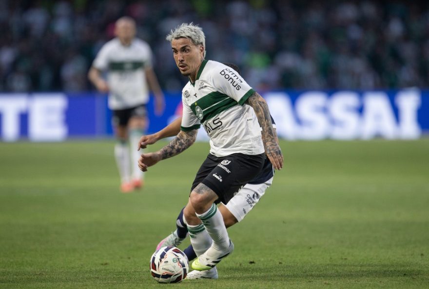 PR - CURITIBA - 23/08/2025 - BRASILEIRO B 2025, CORITIBA X REMO -Josue jogador do Coritiba durante partida contra o Remo no estadio Couto Pereira pelo campeonato Brasileiro B 2025. Foto: Hedeson Alves/AGIF