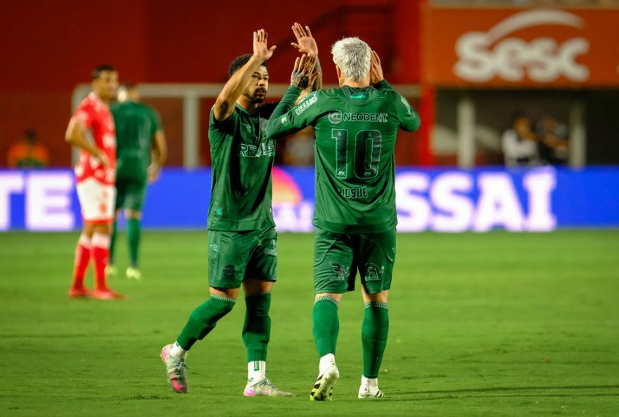 coritiba-mantem-lideranca-na-serie-b-com-vitoria-sobre-o-vila-nova3A-comportamento-exemplar-e-maturidade-em-destaque