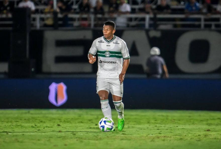 coritiba-renova-contrato-de-diogo-batista-e-o-empresta-ao-agua-santa3A-desafios-no-paulista-aguardam-jovem-talento-em-ascensao